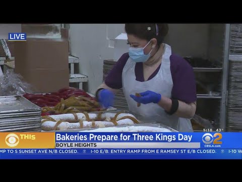 Bakeries Prepare Rosca De Reyes Cakes For Three Kings Day