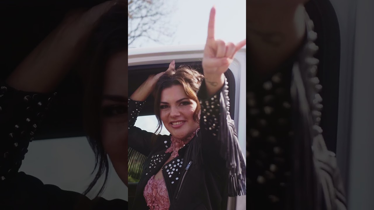 Bruidsaccessoires om als bruid in te rocken! | Trouwjack, Dr. Martens beschilderd