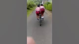 Video lucu. Naik sepeda anak berdua