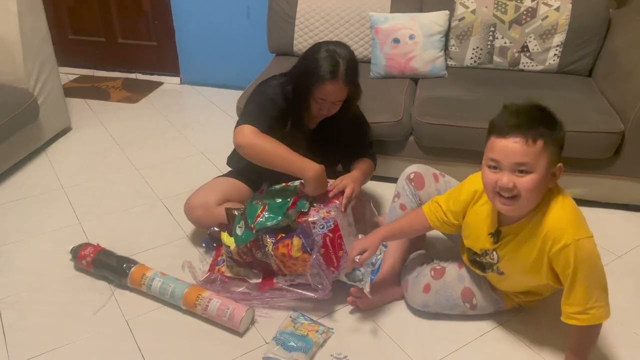 Bawa anak2 makan di kedai nasi ayam panggang dan babi panggang // Anak2 excited unboxing hamper
