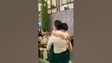 NSUT Quốc Cơ bế con trai đi vào sự kiện, khi bé đang bị đau bụng. Thật là ấm áp!