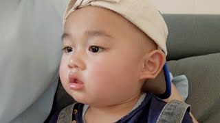 不知不觉幼崽慢慢长大了，扭扭车现在都会玩了！可爱的人类幼崽