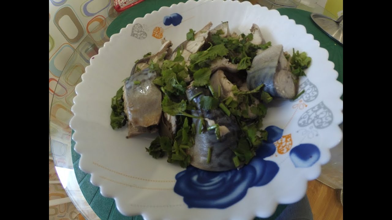 ⁣Отварная скумбрия с лимоном.