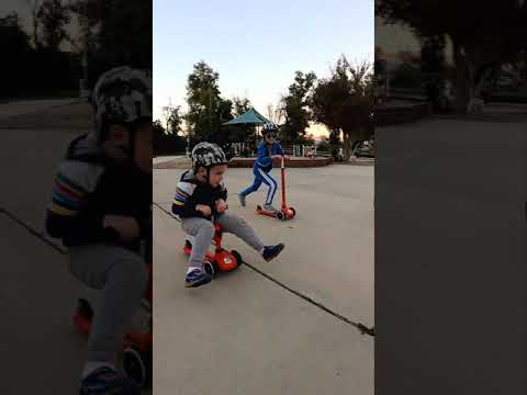 Racing 3 wheels COOGHI Toddler Scooter 3-in-1 Kids Scooter with Flashing Wheels