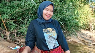 WOW.. Janda Desa Bohay & Cantik Mandi Basah Basahan Di Sungai