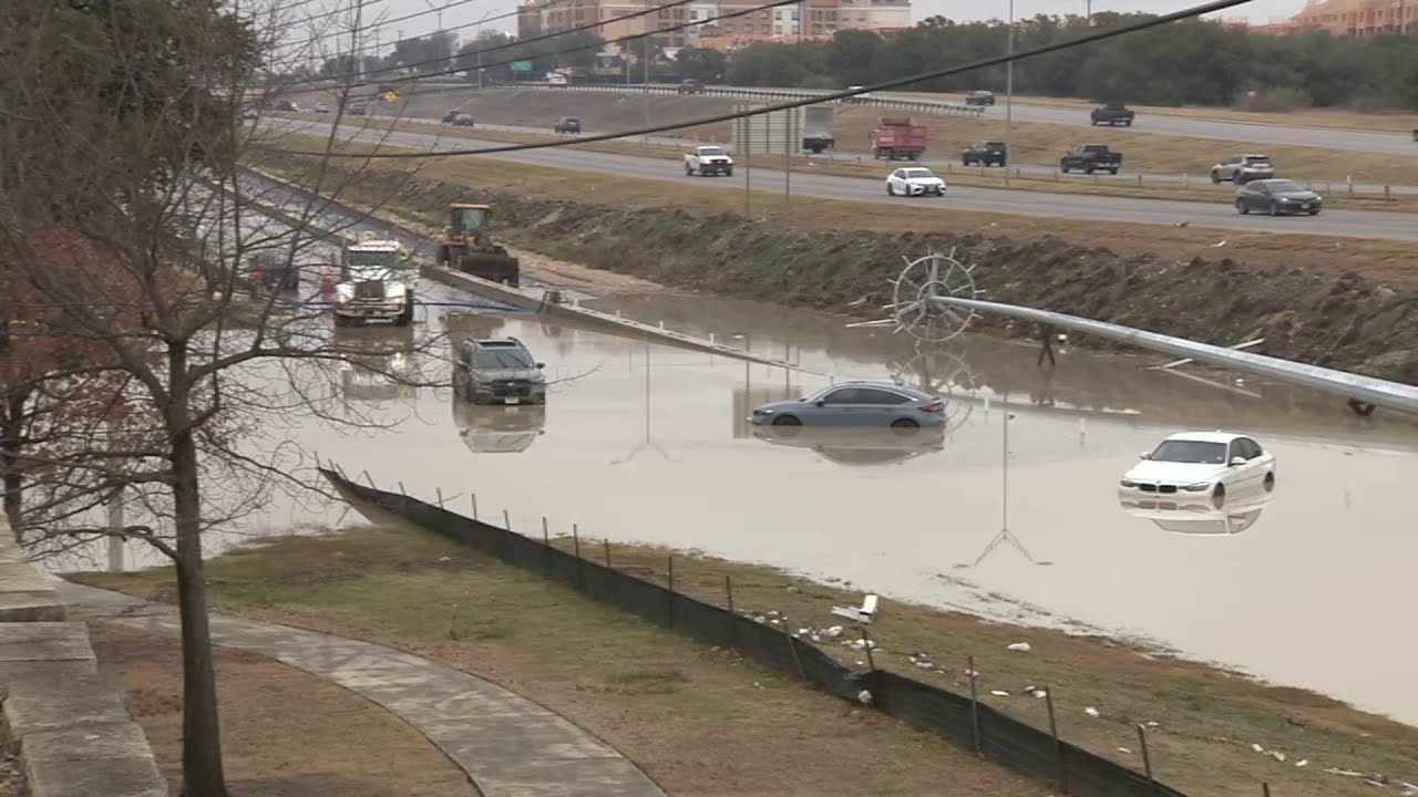 VIDEO: Cars trapped in flooding on Highway 151 access road - YouTube