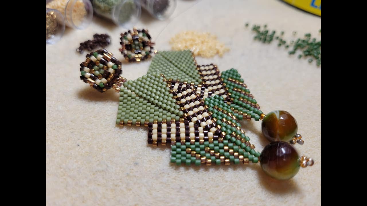 Aretes cometa en peyote triangular