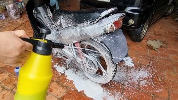 Test dung dịch rửa xe bọt tuyết không chạm rửa xe máy dính đất do trời mưa xem sạch không