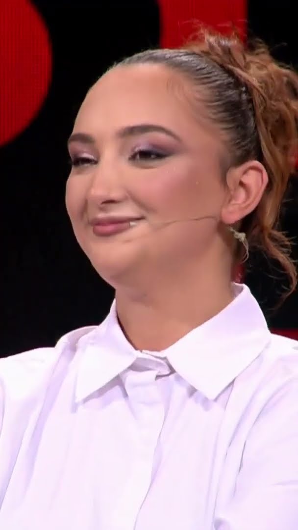 Pas puthjes, Xhoni dhe Klea në krahët e njëri-tjetrit. Arjoni: Çifti i parë i lidhur dhe i ndarë
