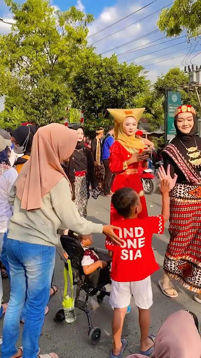 Razka asks for a high five from the beautiful girls #shorts