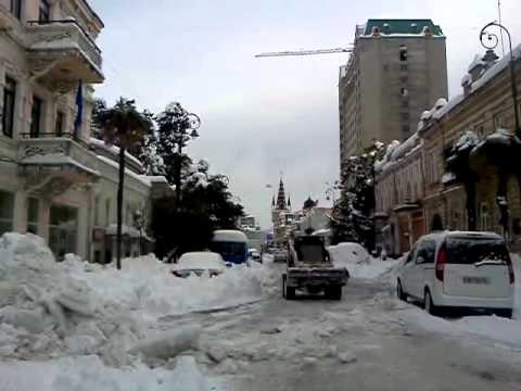 დიდთოვლობა ბათუმში - გზის გაწმენდა ტექნიკით