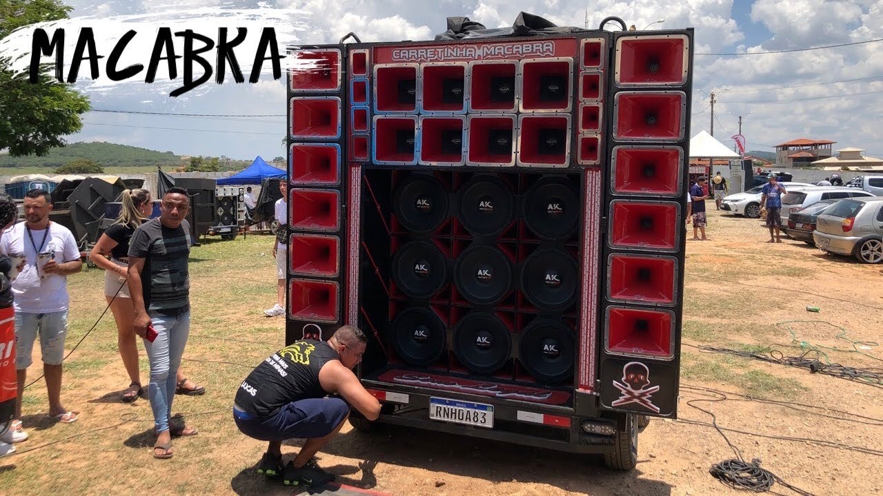 Carretinha Macabra tocando forte com nove alto falantes