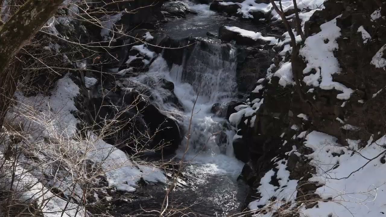 雪の積もる滝 / 冬景、滝、氷、川 / 【短編動画で見る日本の四季の風景・景色・自然】
