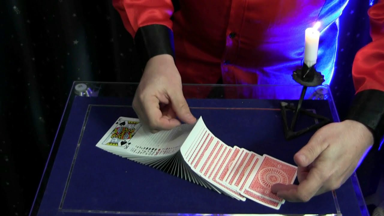 Korttipakka kirkossa: itsenäisyyspäivän 2020 taika ja tarina