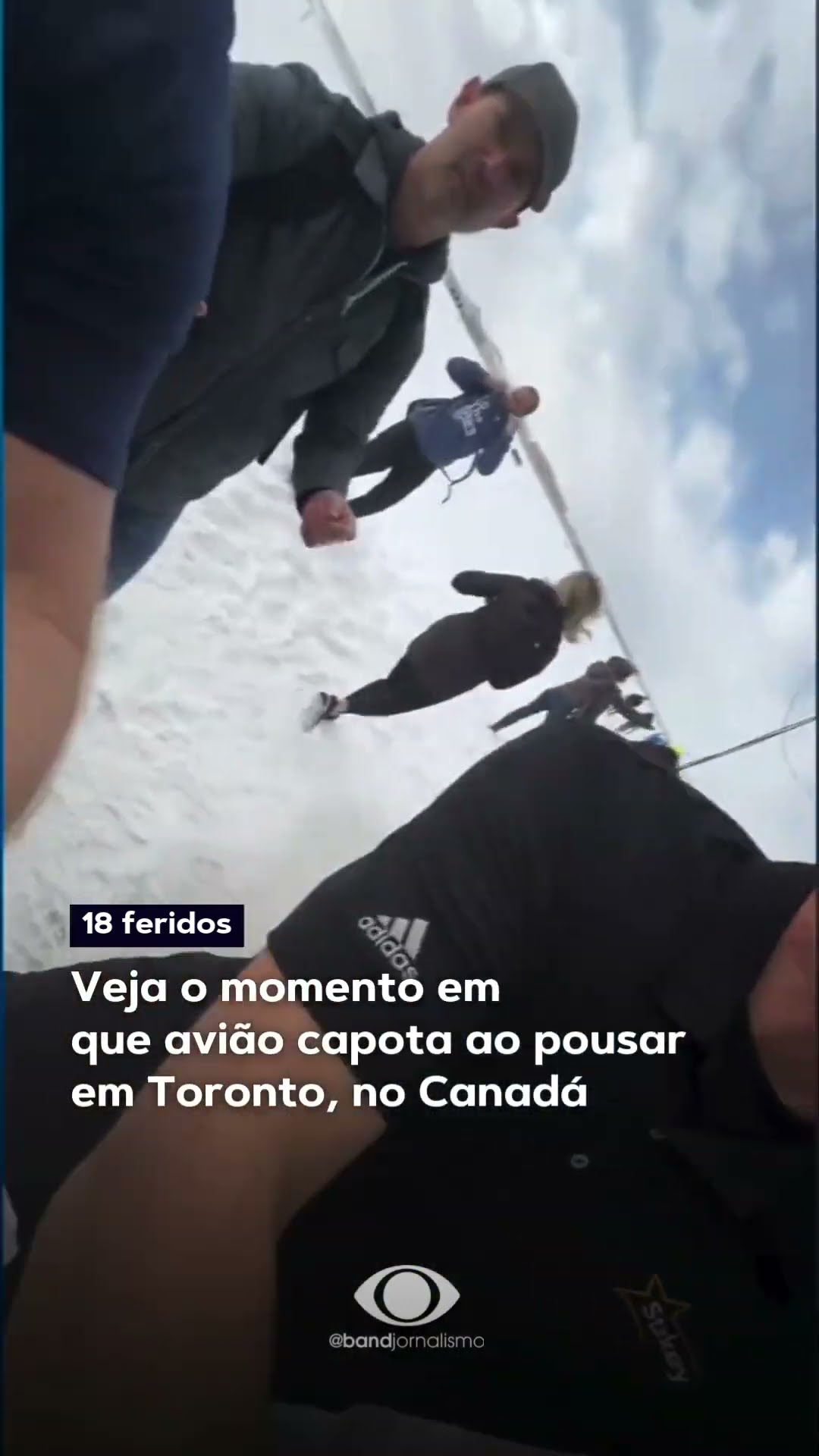 Veja o momento em que avião capota ao pousar em Toronto, no Canadá #shorts