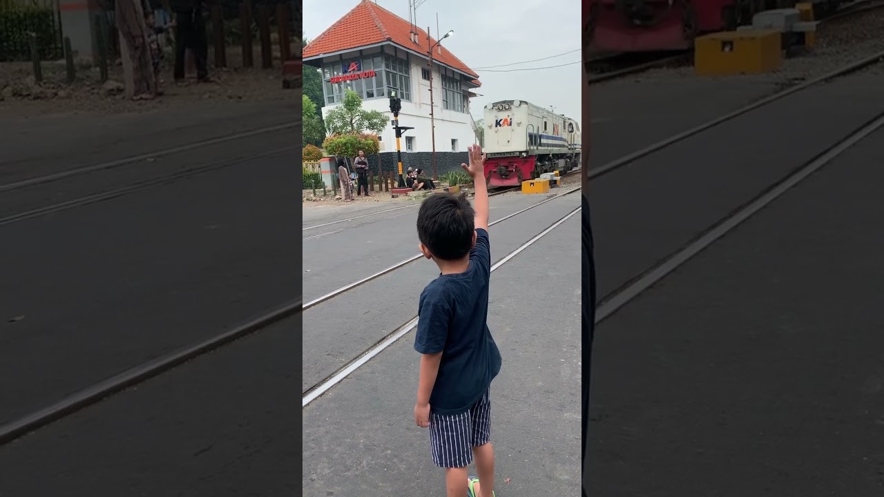 Kereta api wnb keluar dari stasiun surabaya kota🚂