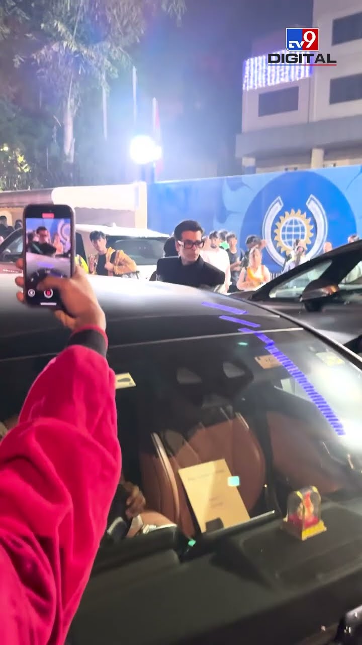 Karan Johar को देख, फैंस ने निकाले फोन, लेने लगे Selfie | #shorts
