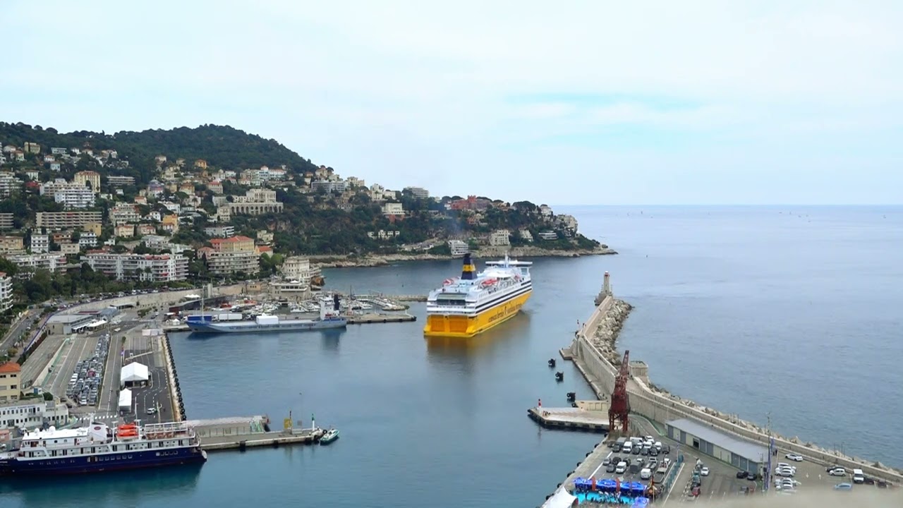 Le ferry de Corsica Ferries entre au port de Nice