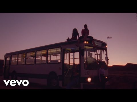 Aitana, Lola Indigo - Me Quedo (video oficial)