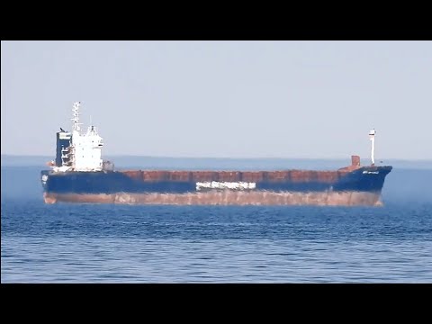 Hitzeflimmern verändert die Optik eines Schiffes / Heat haze alters the appearance of a ship