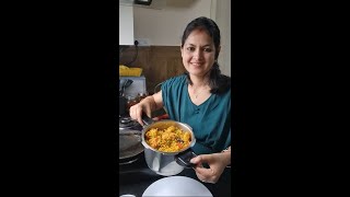 Smokey Aaloo- Matar Pulao in Cooker |ऐसे बनाएंगे तो खूशबू सुंघ पड़ोसी भी भागे आएंगे | 😅