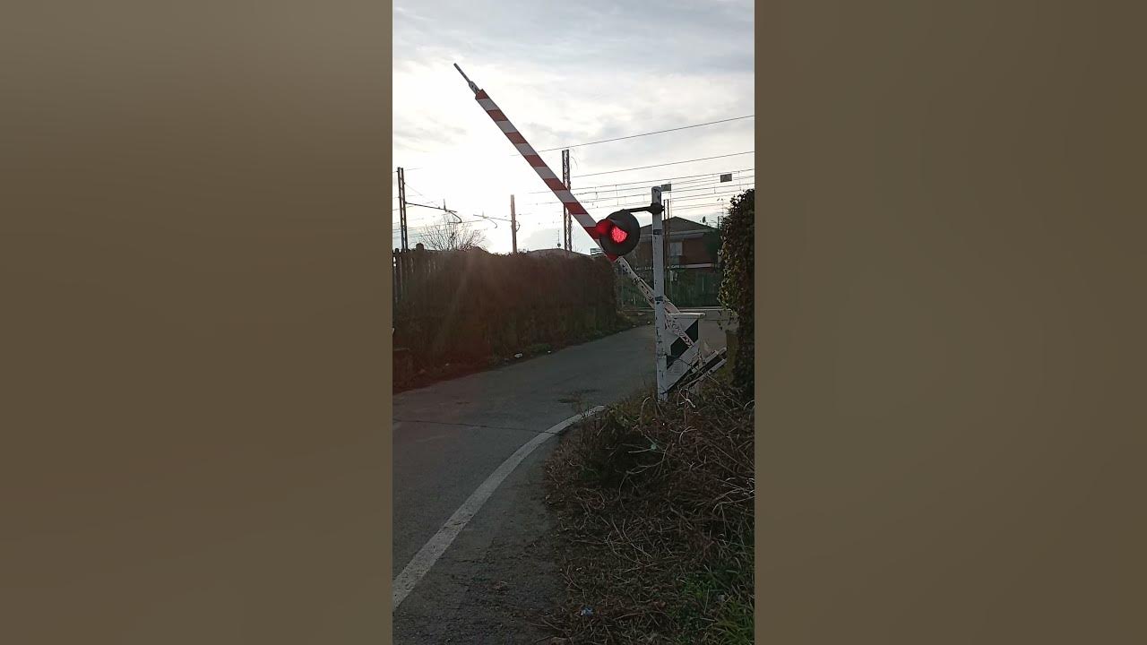 Passaggio a livello di Via Carlo Alberto Pisani Dossi Novara (pt.3) YouTube Passaggio a livello di Via Carlo Alberto Pisani Dossi Novara (pt.3) YouTube