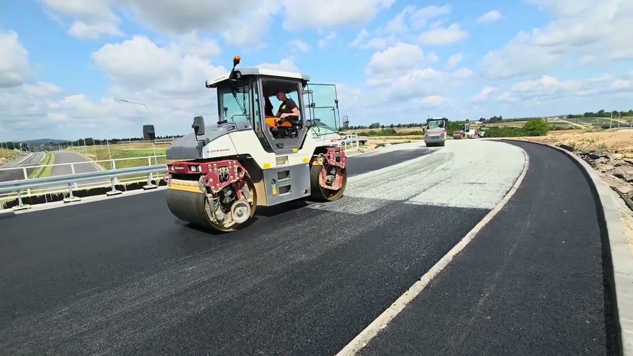 2025.07.16_DK9 km 4+400  Warstwa ścieralna SMA na rondzie Węzła Opatów