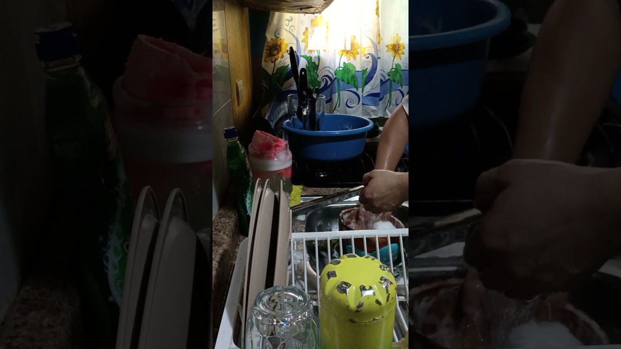 no tengo los derechos del autor. lavando trastes sucios de la comida 🫶🏼 