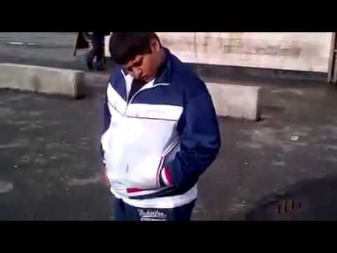 ფეხზე მდგომი, ჩაძინებული ბექა სპორტის სასახლის წინ