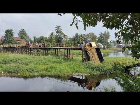 Video Detik detik Truk Jatuh  ke Sungai Akibat Jembatan 