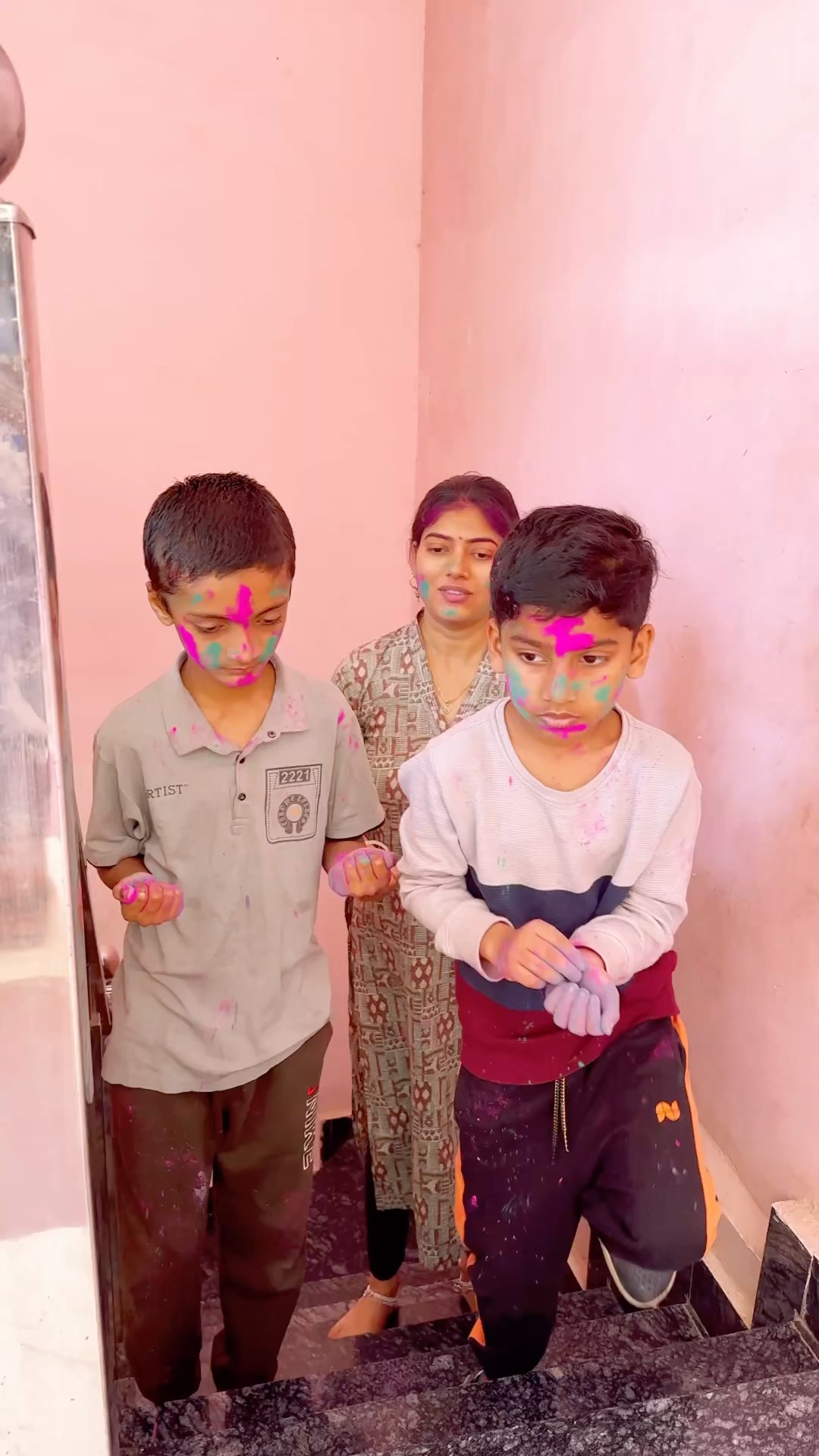 Holi aise khele ?