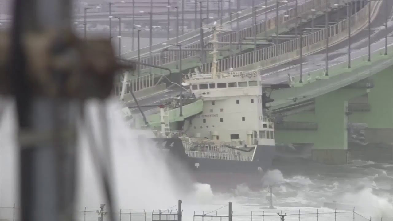 A fuel tanker has collided into a bridge linking Kansai International airport to city
