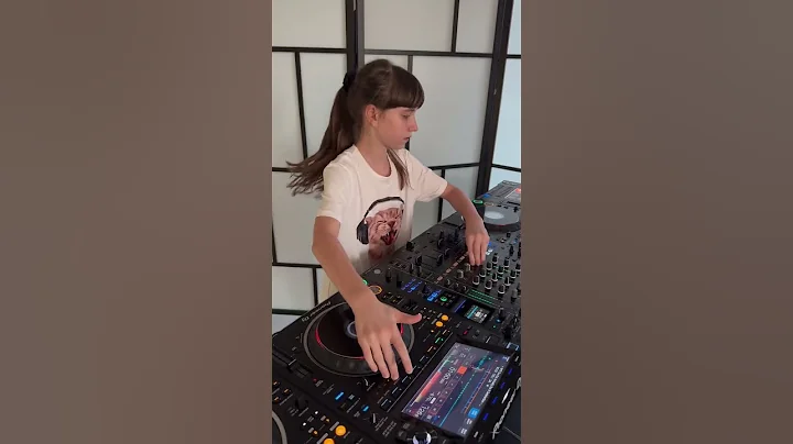 WTF DJ'S ACTUALLY DO? 🤯 #dj #mashup #djgirl #remix