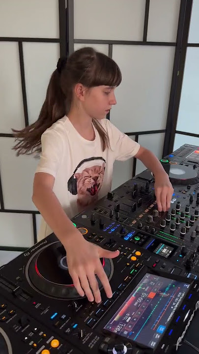 WTF DJ'S ACTUALLY DO? 🤯 #dj #mashup #djgirl #remix