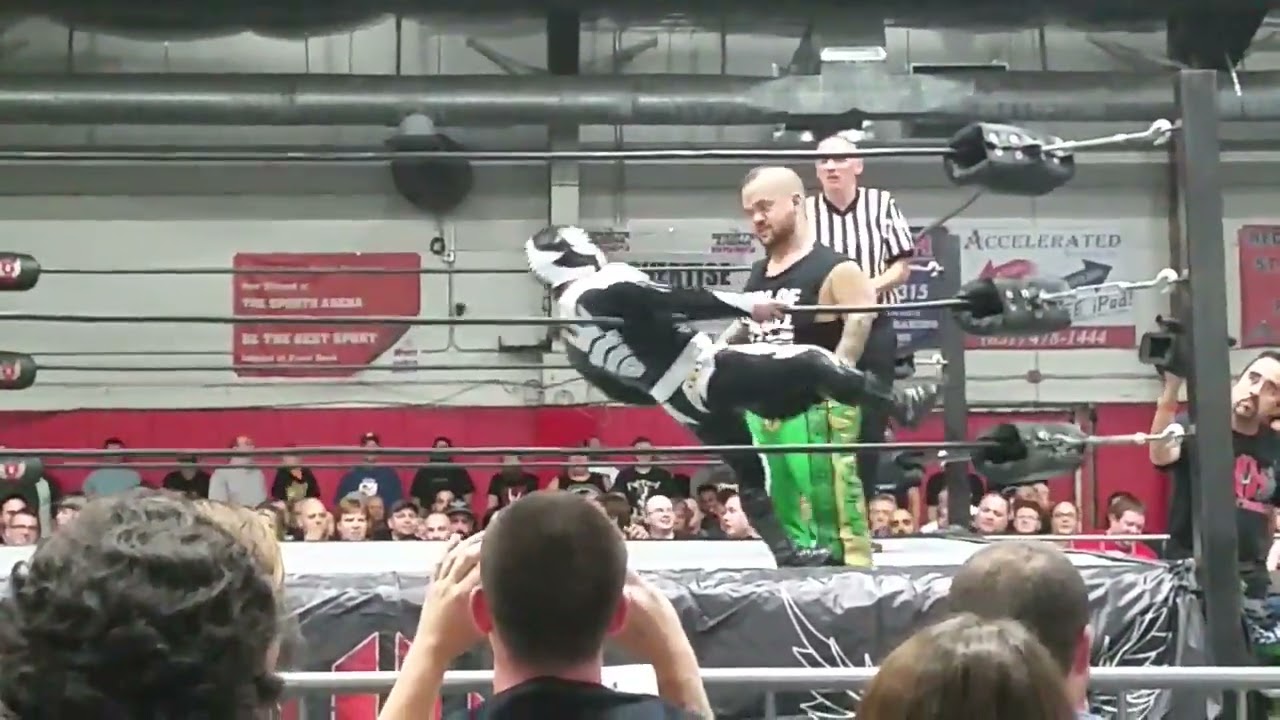 Mascarita Dorada vs Swoggle at House of Hardcore 2016