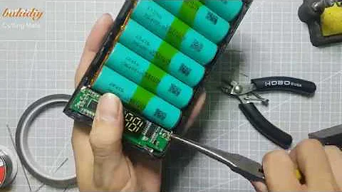 Solder 18650 Li-ion batteries with copper wires to make a 14000mAh quick charge power bank