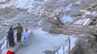 Raw Video: Pakistan Flood Victims Evacuated