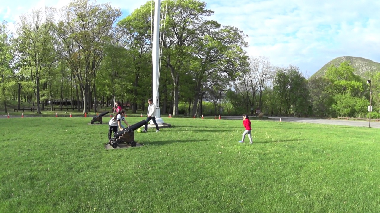 Jugando cucapatada en el parque del oso.