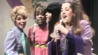 Video thumbnail of "Mama Cass - California Dreaming , Monday Monday (Live)"