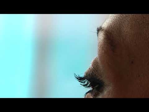 close up of makeup artist working on client  : https://www.easywebsitebuilder.in/