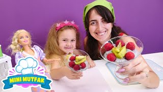 Barbie için Mini Mutfakta Chia tohumlu meyveli puding yapımı! Kızlar için yemek yapma oyunu