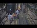 مشهد مروع لقطار كهربائي يدهس مسنا 