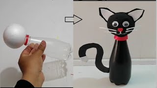 gato hecho de botella plástica o pet