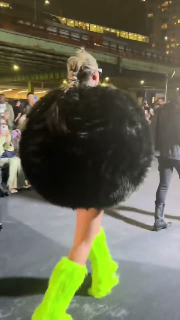 Strut ⚫️? #itsjojosiwa #shorts
