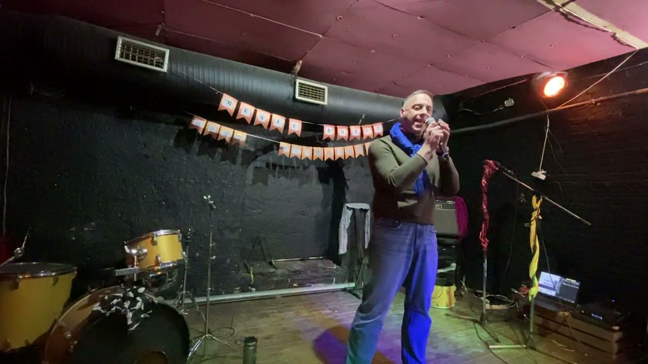 Петро Зорін на 10 ювілейному відкитому мікрофоні 