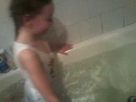 Сестра в душе скрытая. Камера в ванне. Девочка купается в ванне.