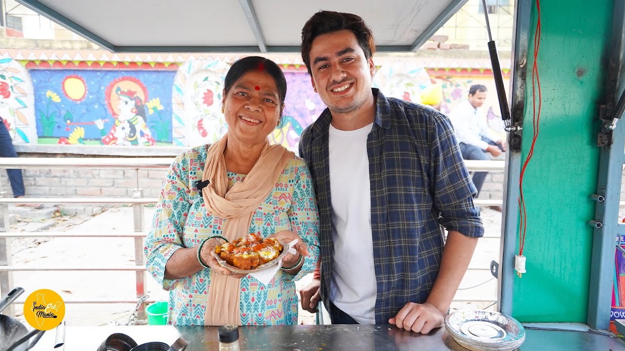 Bihar Aunty Selling Egg Pakora in Patna Rs. 20/- Only l Patna Street Food | INDIA EAT MANIA