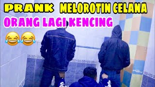 Prank Melorotin Celana Orang Lagi Kencing | super ngakak |