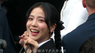 240227 Jisoo ❤️ 김지수 love her fans so much @ DIOR (UP CLOSE) 😄 Arrival of the MAIN EVENT 2024