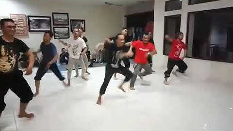 Jaipongan Kembang Simajungjang||proses latihan tari kemasan.